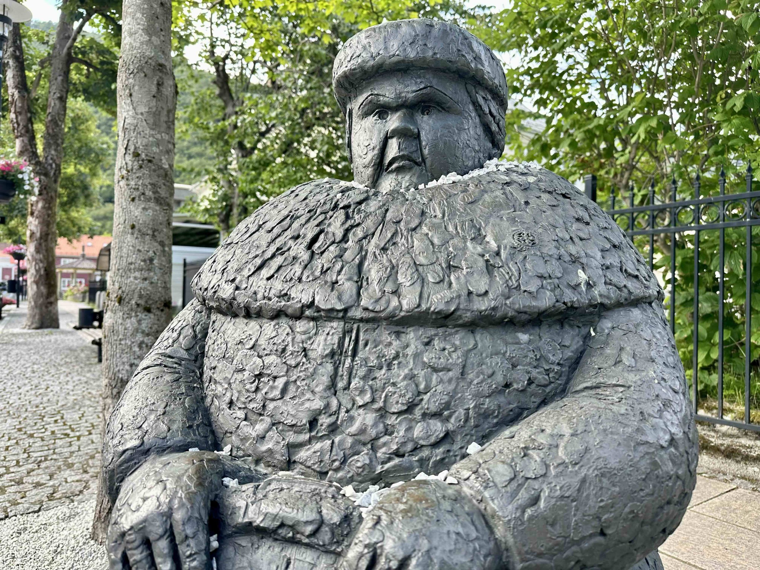 Folk Blir Sure Av Tillitssvik Folk blir sure og strenge av tillitsbrudd slik som denne damen av kunstneren Solveyg Scafferer
