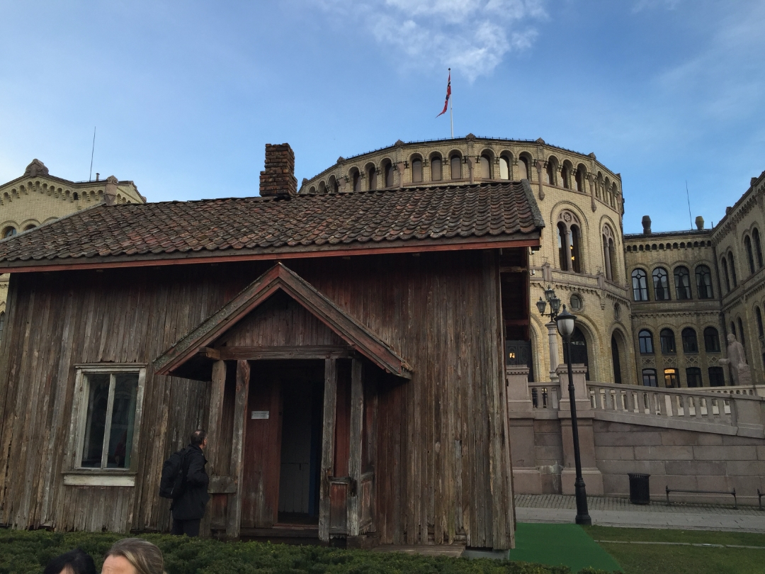 Bilde av gammelt hus foran Stortinget for å illustrere gammelmodige, anti-demokratiske holdninger