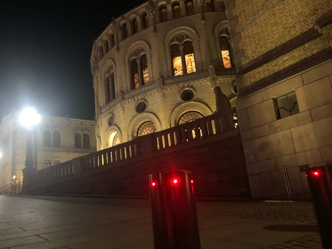 Bilde som viser Stortinget sperret med røde lys