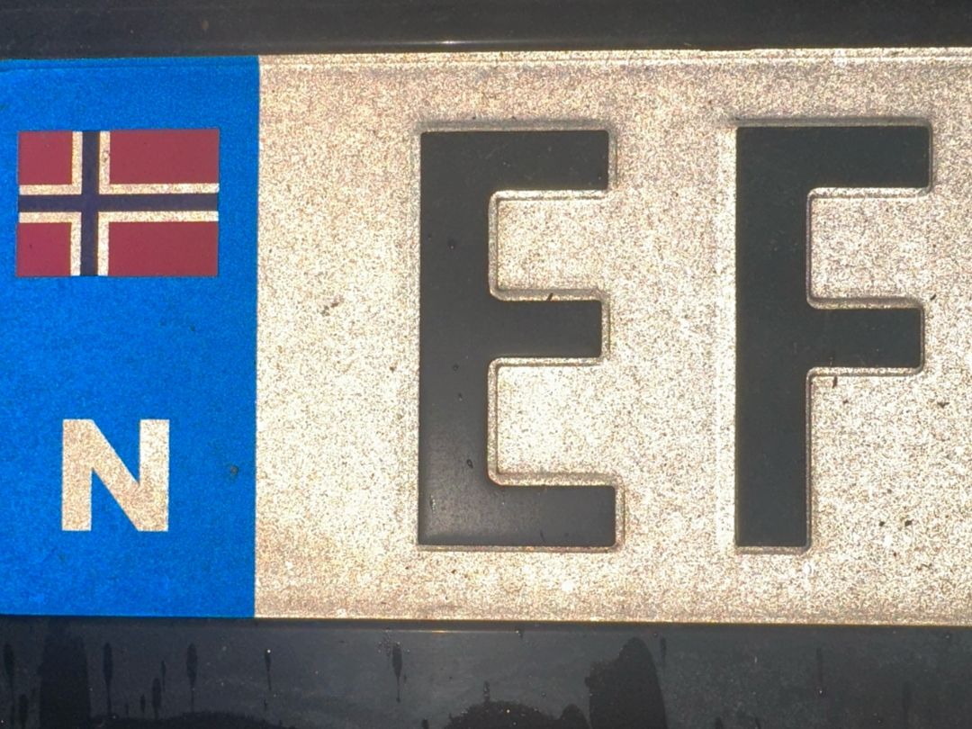 EU Og EF Er Forskjellige Ting Bilde av bilskilt med EF og norsk flagg og symbol for å illustrere EF-medlemsskap
