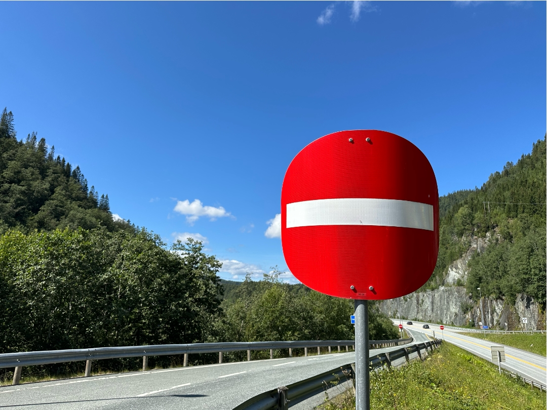 Bilde av skilt for enveiskjøring for å illustrere feil vei