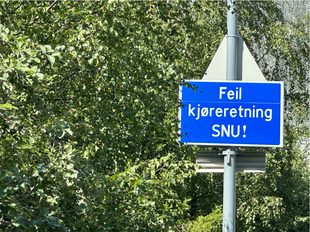 Feil Kjoreretning Bilde av skilt merket Feil kjøreretning - snu! for å illustrere noe politikkindustrien må gjøre