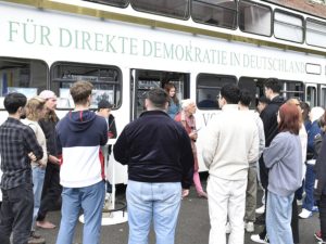 Omnibus für direkte Demokratie er på veien for å formidle informasjon til skoleungdom om demokrati i bred forstand. Organisasjonen har copyright til bildet