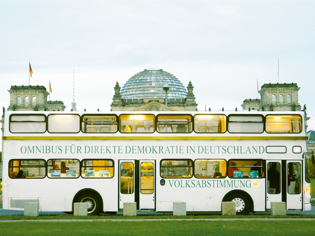Omnibus Utenfor Parlamentet Omnibus für direkte Demokratie utenfor parlamentsbygningen i Berlin