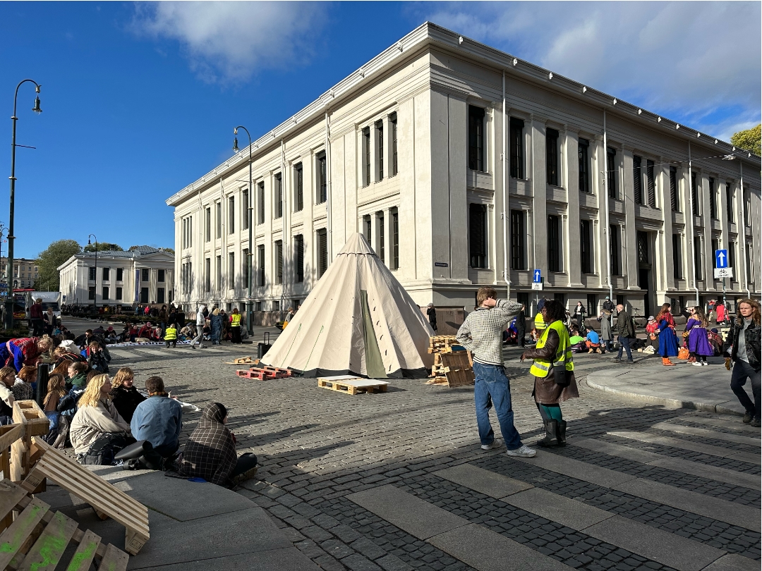 Illustrasjonsbilde for UiO Demokrati ved å vise demonstrasjon utenfor en av UiO sine bygninger