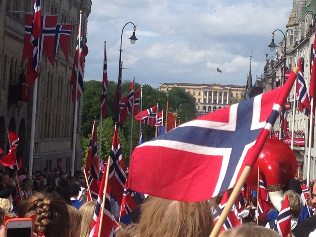 Hoyreekstremistiske Nasjonalister Kanskje Bilde fra 17. maitoget i Oslo for å illustrere hvor feil det kan bli å ta høyreekstremistiske tegn som nasjonalistisk flaggbruk til inntekt for ekstremisme
