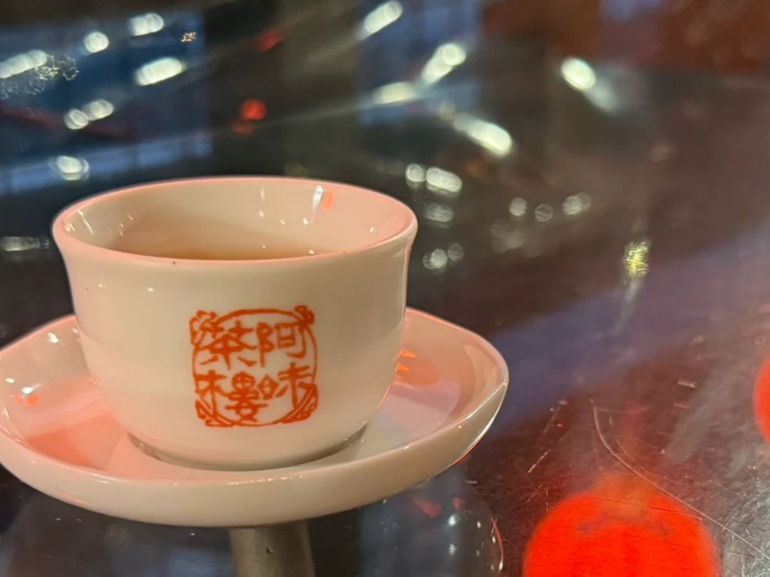 Illustrasjon av er Norge et anarki med politikere, administrasjon og domstoler som ikke syns demokrati er deres "cup of tea"