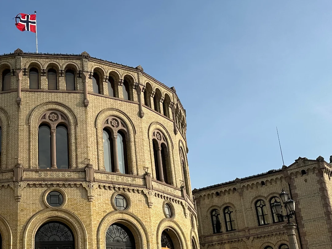 Er det listediktatur Stortinget innførte - eller bare listediktat? Illustrasjon av stortingssalen utenfra til saken om dette