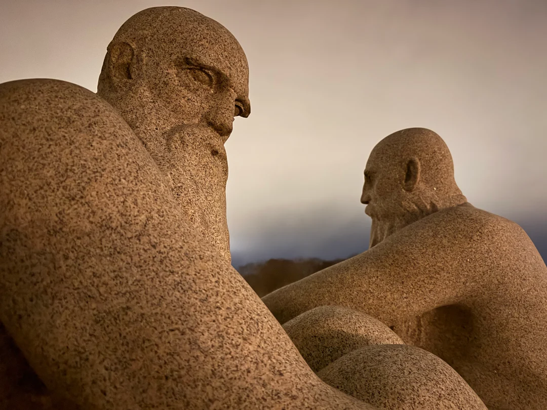 Bilde statue Gustav Vigeland tenke foto CS Bilde av tankefull skulptur av mann lagd av Gustav Vigeland i Vigelands skulpturpark i Oslo i Norge