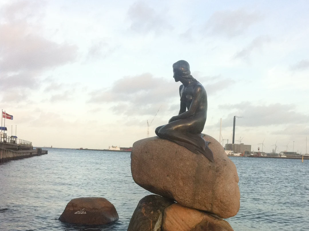 Foto av Den lille havfruen for å illustrere Danmark i artikkel om forfatningsdomstolers betydning for demokrati