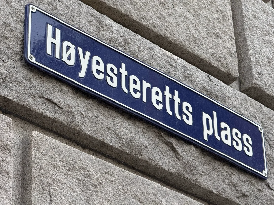 Høyesterett må innta sin plass som forfatningsdomstol Bilde av skilt med Høyesteretts plass for å illustrere at domstolen selv må innta sin plass i det tredelte maktsystem